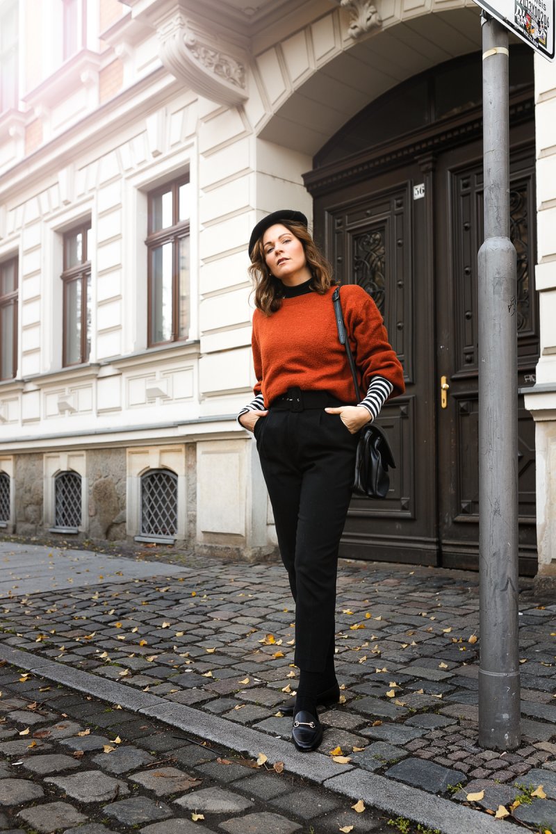 Auf dem Kleidermaedchen Modeblog zeige ich ein Outfit im Paris Style mit gestreiften Shirt, Barett und schwarzen Slippers. Der perfekte Style für den Alltag. www.kleidermaedchen.de #parisstyle #streifen #barett #otherstories #vagabond