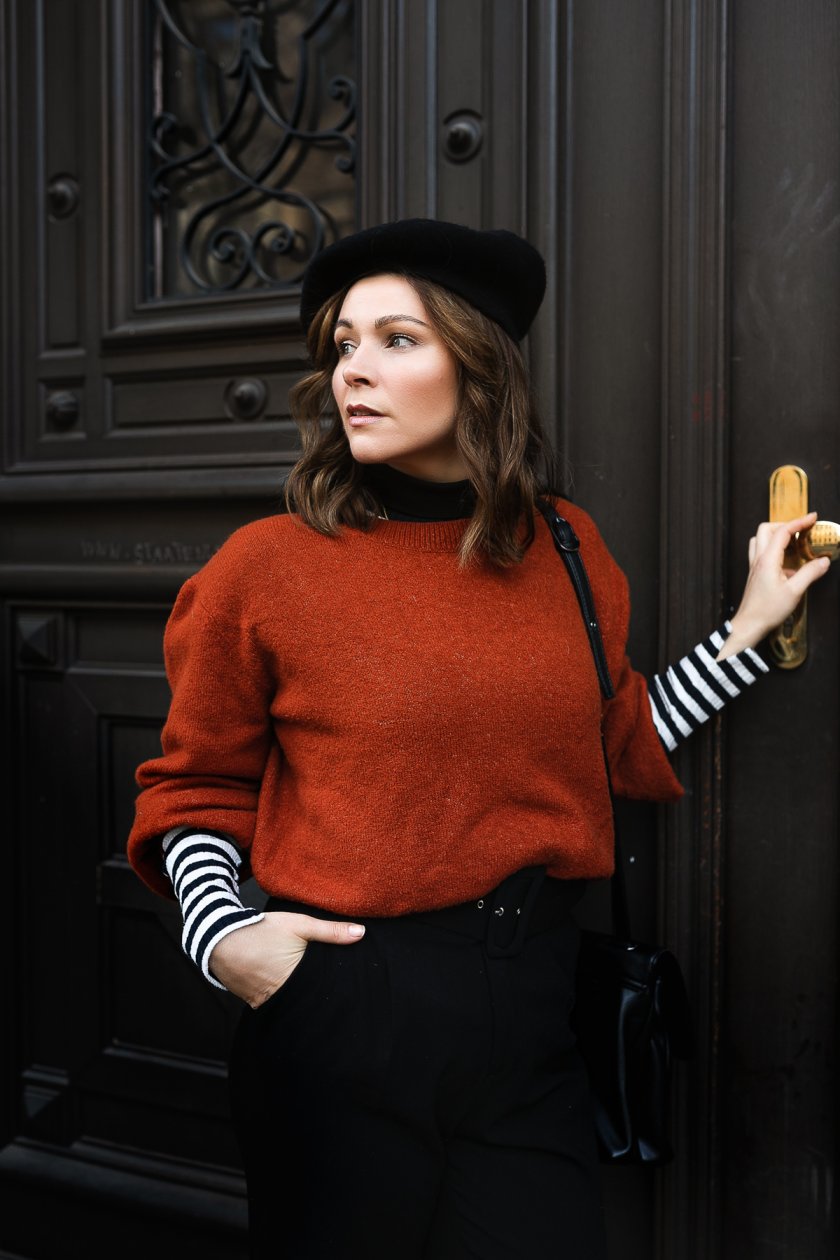 Auf dem Kleidermaedchen Modeblog zeige ich ein Outfit im Paris Style mit gestreiften Shirt, Barett und schwarzen Slippers. Der perfekte Style für den Alltag. www.kleidermaedchen.de #parisstyle #streifen #barett #otherstories #vagabond