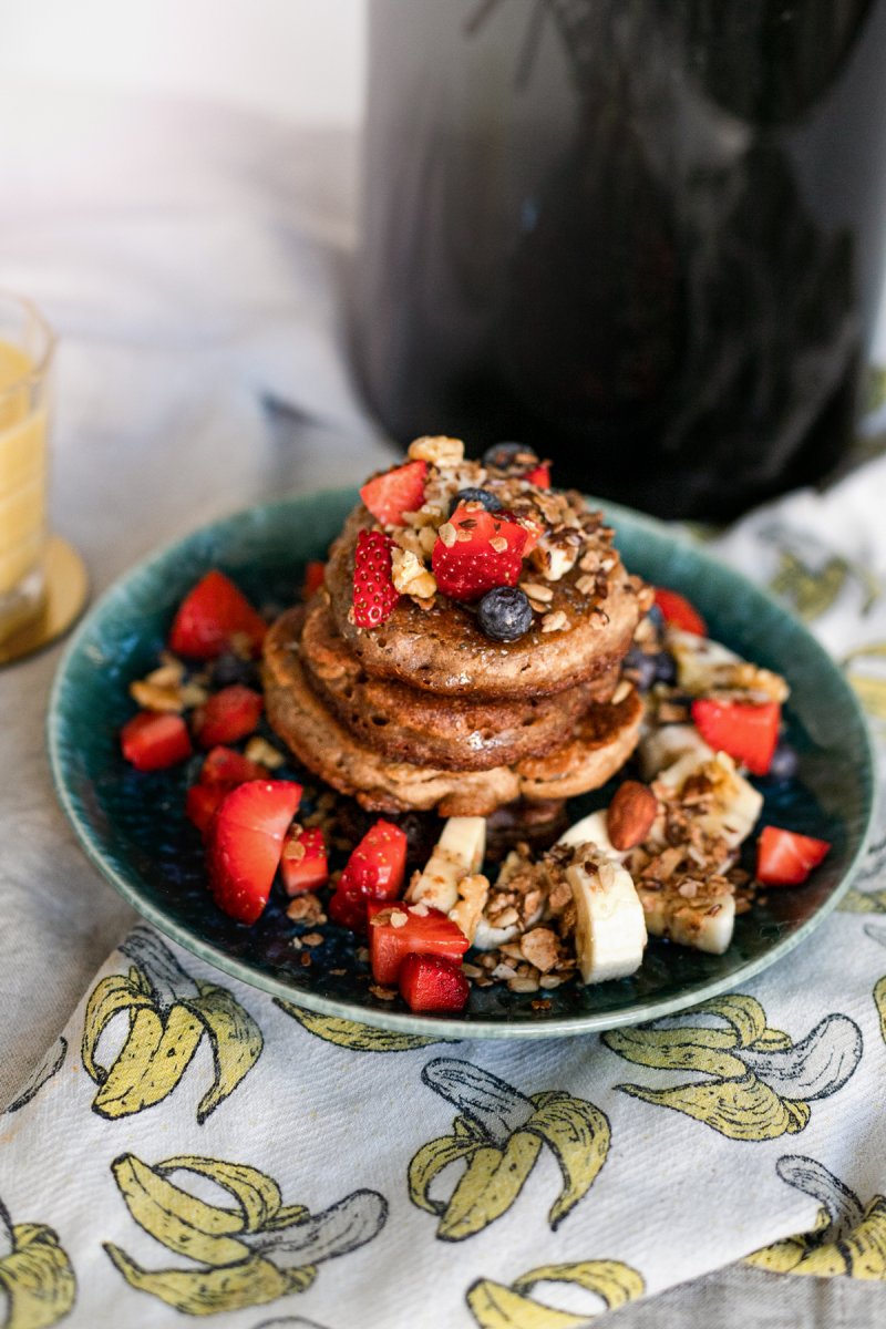 Auf dem Food- und Lifestyleblog verrate ich dir mein Rezept für vegane Pancakes mit Chian Früchten und Garnola-Topping. Leckere alltagstaugliche vegane Rezepte für Anfänger und Fortgeschrittene. www.kleidermaedchen.de #vegan #foodblog #lifestyleblog #pancakes #pfannkuchen #garnola #grundrezept