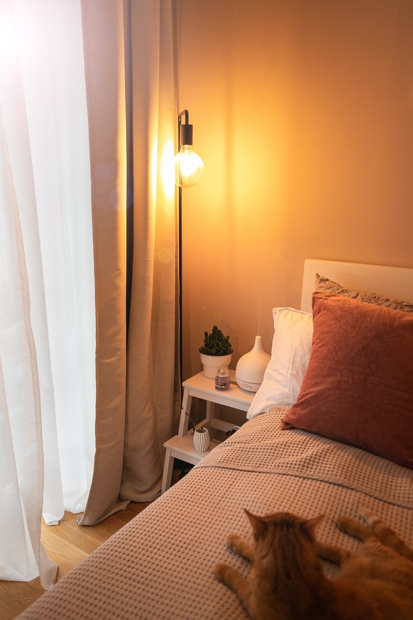 Auf dem Interior- und Lifestyleblog zeige ich ein Schlafzimmer Update. Ich gebe einen Einblick wie ich mein kleines Schlafzimmer gemütlich und frühlingshaft gestaltet habe. www.kleidermaedchen.de #schlafzimmer #gemuetlichwohnen #wohninspiration #interiorblog #lifestyleblog