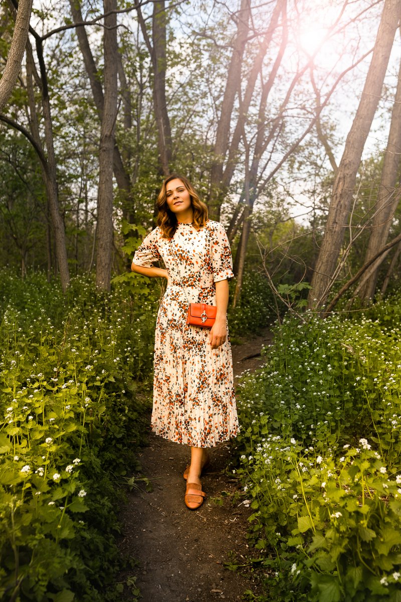 Das Maxikleid von Whistles gehört definitiv zu den schönsten Sommerkleidern 2020! Wie ich es kombiniert habe und warum das farbenfrohe Midikleid ein Muss im Frühling/Sommer 2020 ist, verrate ich euch auf dem Kleidermaedchen Modeblog. Einfach ein gelungener Style, der im Modesommer nicht fehlen darf. #whistles #midikleid #maxikleid #sommerkleid #whatfor #dvf #fruehlingsoutfit #sommeroutfit