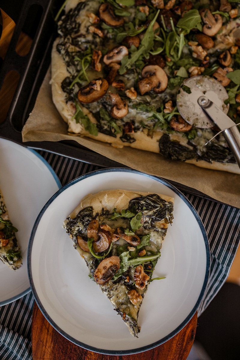 #Vegane #Pizza mit Spinat, Walnüssen und Pilzen. Auf dem #Foodblog bereiten wir selbstgemachte Pizza zu, ich verrate dir, wie es geht. www.kleidermaedchen.de