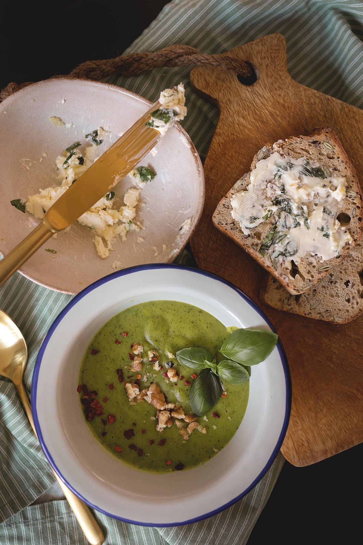 Vegane Zucchini-Kartoffel Suppe mit selbstgemachtem Brot und ...