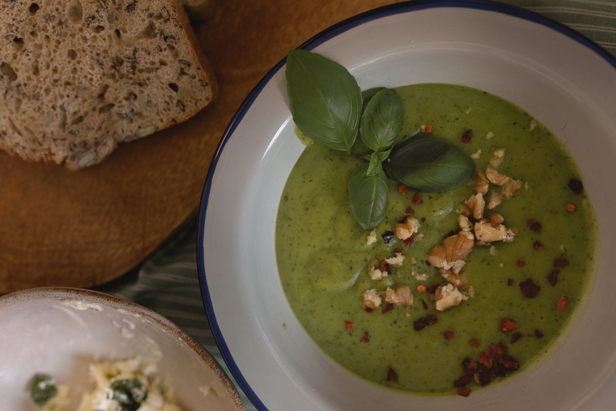 #Vegane #Zucchini #Suppe mit selbstgebackenem Brot und Kräuterbutter. Auf dem #Foodblog bereiten wir eine leichte Suppe zu, die auch an heißen Sommertagen lecker schmeckt. Das Rezept findet ihr auf www.kleidermaedchen.de