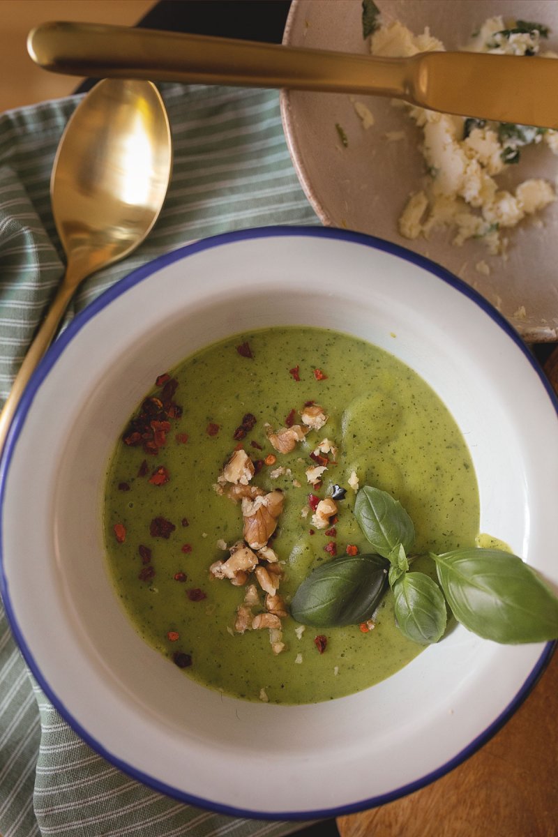 #Vegane #Zucchini #Suppe mit selbstgebackenem Brot und Kräuterbutter. Auf dem #Foodblog bereiten wir eine leichte Suppe zu, die auch an heißen Sommertagen lecker schmeckt. Das Rezept findet ihr auf www.kleidermaedchen.de