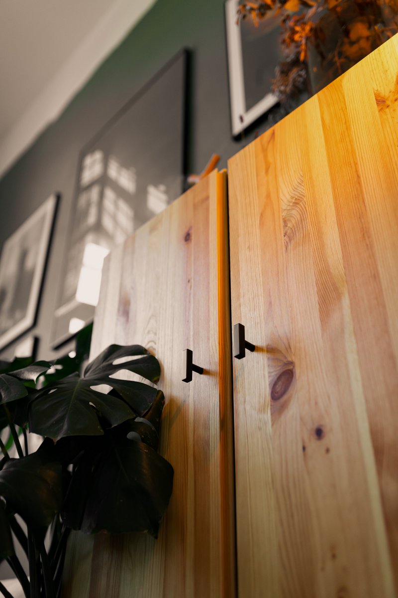IKEA-Hack für das Wohnzimmer: Ivar Schrank mit Massivholzbeinen