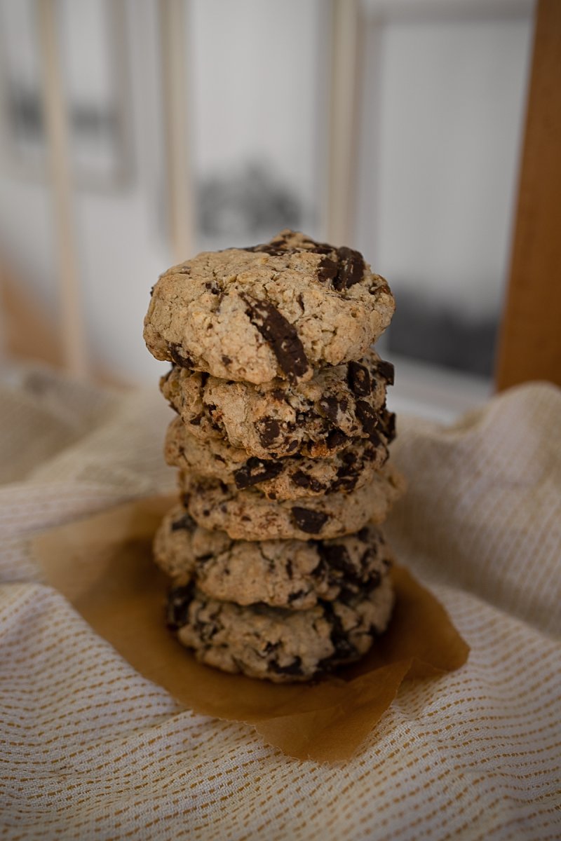 #vegane #cookies mit #medjooldatteln ohne Zucker. Auf dem #Foodblog bereiten wir leckere Cookies zu, die perfekt sind, um sich auf dem Sofa einzukuscheln und zu genießen. Das Rezept findet ihr auf www.kleidermaedchen.de