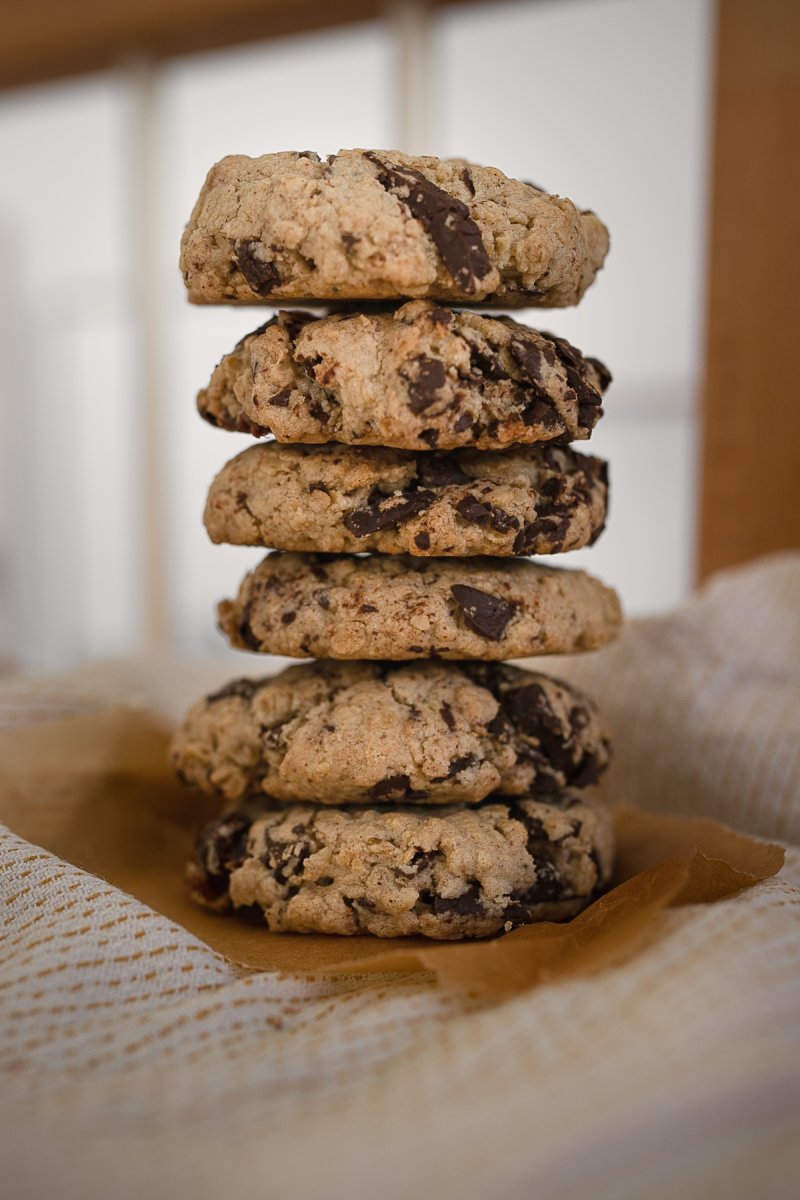 #vegane #cookies mit #medjooldatteln ohne Zucker. Auf dem #Foodblog bereiten wir leckere Cookies zu, die perfekt sind, um sich auf dem Sofa einzukuscheln und zu genießen. Das Rezept findet ihr auf www.kleidermaedchen.de
