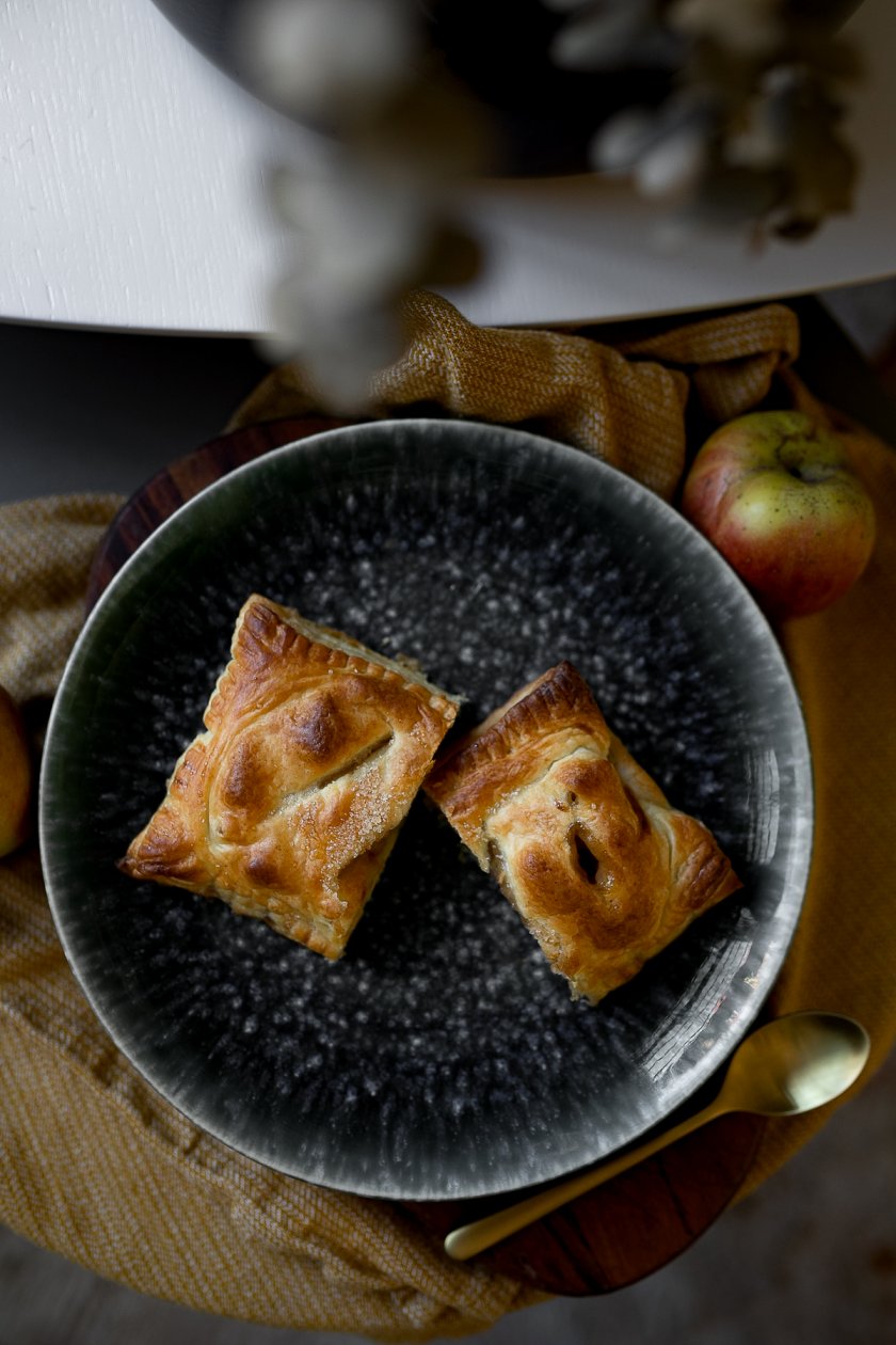 #vegane #Blätterteigtaschen mit #Apfel #Zimt Füllung. Auf dem #Foodblog bereiten wir leckere Apfeltaschen zu, die genau das Richtige für die gemütliche Adventszeit sind. Das Rezept findet ihr auf www.kleidermaedchen.de