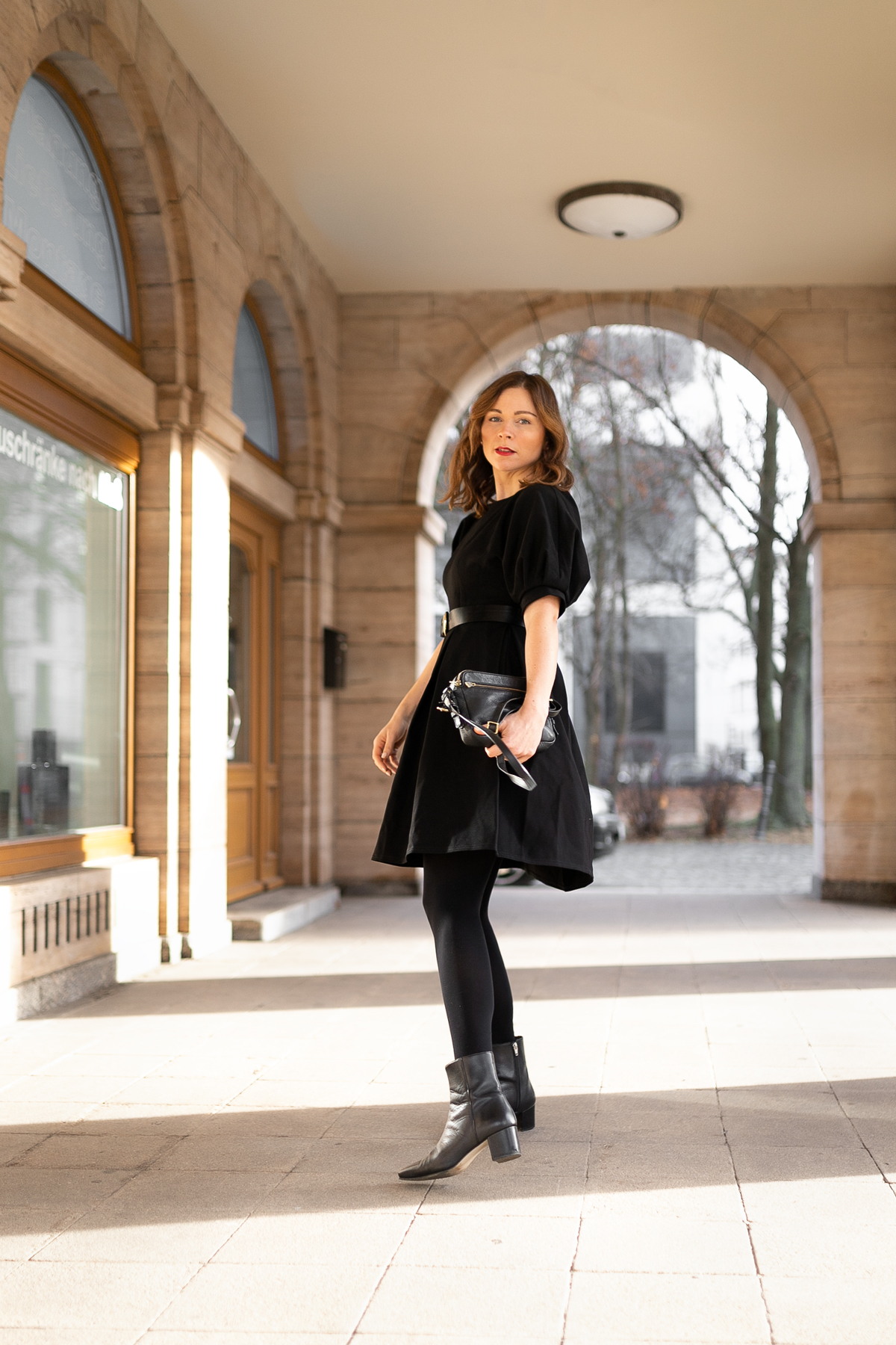 Elegantes Kleid Mit Stiefeletten