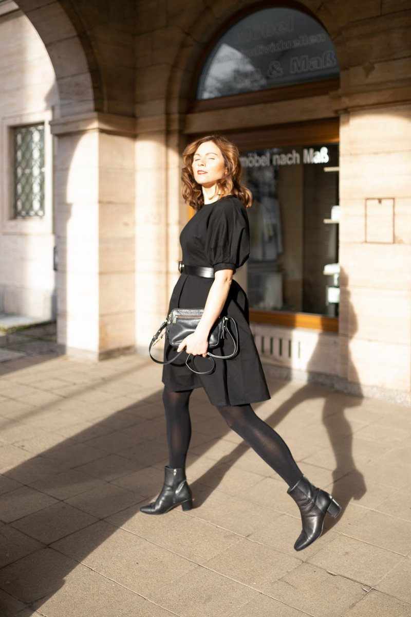 Ein elegantes Outfit für Damen mit schwarzem Kleid, Oversize Mantel und Stiefeletten zeige ich euch auf dem Modeblog. Ein zeitloser Style, der an den Festtagen, Silvester und für Events geeignet ist. www.kleidermaedchen.de