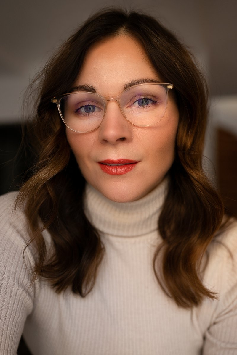 Ein natürliches Make-up für den Herbst! Ich zeige euch, wie ich meinen Alltagslook schminke und verrate, warum das Make-up auch für Brillenträger sehr gut wirkt. Mehr dazu auf kleidermaedchen.de