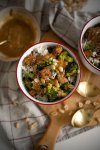 Vegane Reis-Bowl mit gebratenem Tofu und Sesam-Erdnuss-Sauce bereiten wir auf dem Foodblog zu. Das gesunde Rezept ist im Nu zubereitet und genau das Richtige für Liebhaber der asiatischen Küche. Ein leichtes Rezept auch ideal zum Abnehmen | www.kleidermaedchen.de