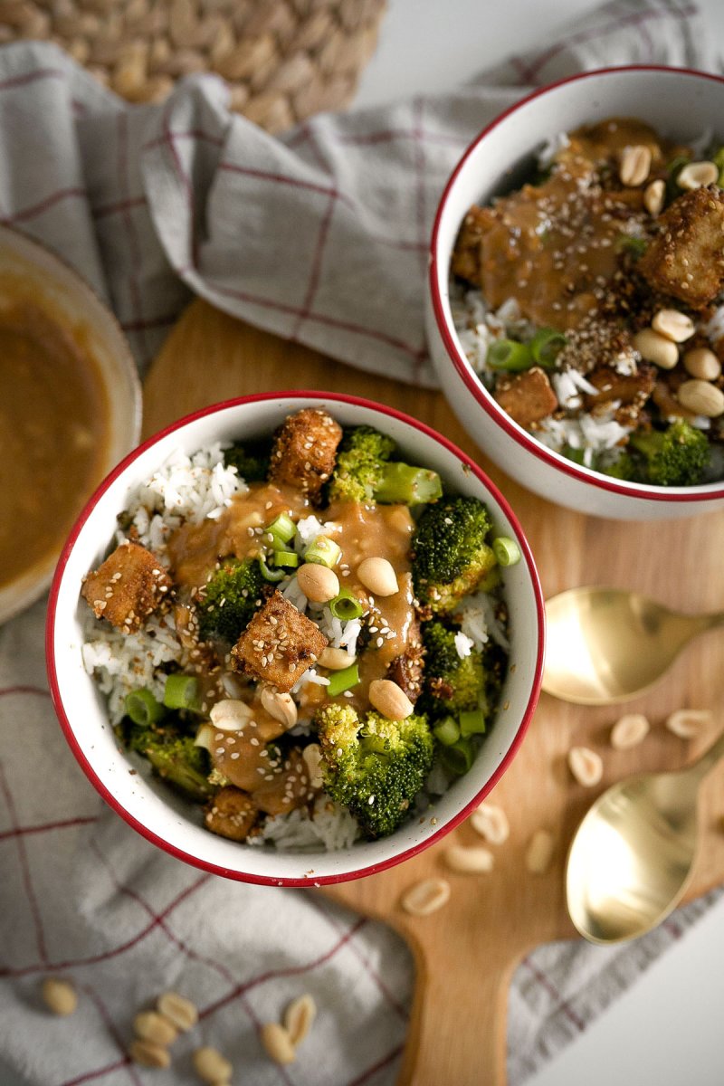 Vegane Reis-Bowl mit gebratenem Tofu und Sesam-Erdnuss-Sauce bereiten wir auf dem Foodblog zu. Das gesunde Rezept ist im Nu zubereitet und genau das Richtige für Liebhaber der asiatischen Küche. Ein leichtes Rezept auch ideal zum Abnehmen | www.kleidermaedchen.de