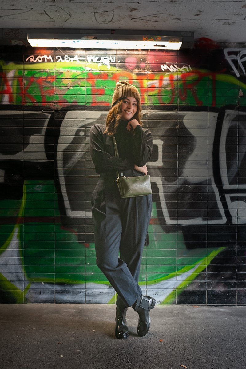 Wie stylt man Gummistiefel im Alltag? Auf dem Modeblog zeige ich euch ein Gummistiefel-Outfit mit Ance Studio Mütze und Comma Regenjacke. Außerdem zeige ich euch die schönsten Gummistiefel Trends 2020. | www.kleidermaedchen.de