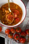 Schnelle vegane Tomatensuppe mit Dinkelnudeln - dieses leckere Gericht zaubern wir heute zusammen auf dem Food- und Lifestyleblog. Außerdem verrate ich euch, wie ihr aus der Suppe ohne Aufwand eine leckere Pasta kreiert. | www.kleidermaedchen.de