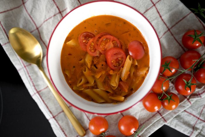Schnelle vegane Tomatensuppe mit Dinkelnudeln und wie ihr darauß ohne ... Schnelle vegane Tomatensuppe mit Dinkelnudeln und wie ihr darauß ohne ...