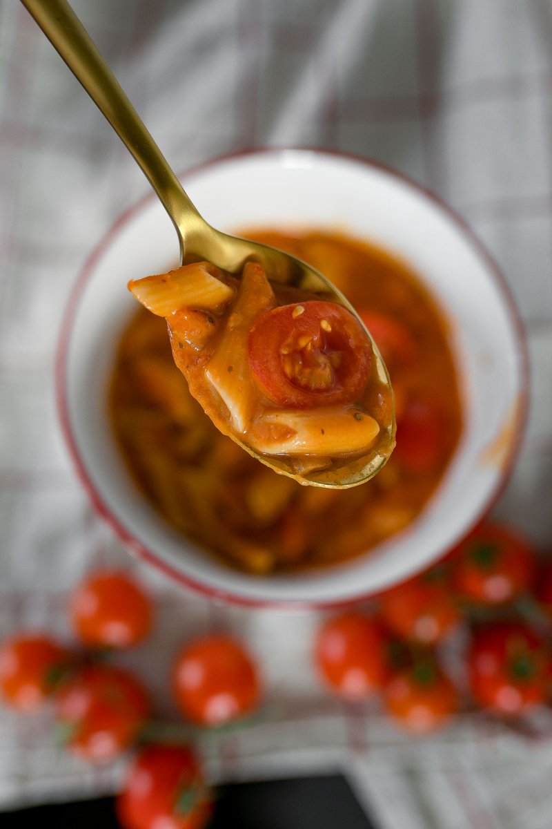 Schnelle vegane Tomatensuppe mit Dinkelnudeln - dieses leckere Gericht zaubern wir heute zusammen auf dem Food- und Lifestyleblog. Außerdem verrate ich euch, wie ihr aus der Suppe ohne Aufwand eine leckere Pasta kreiert. | www.kleidermaedchen.de