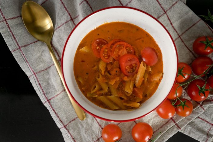 Schnelle vegane Tomatensuppe mit Dinkelnudeln und wie ihr darauß ohne ... Schnelle vegane Tomatensuppe mit Dinkelnudeln und wie ihr darauß ohne ...