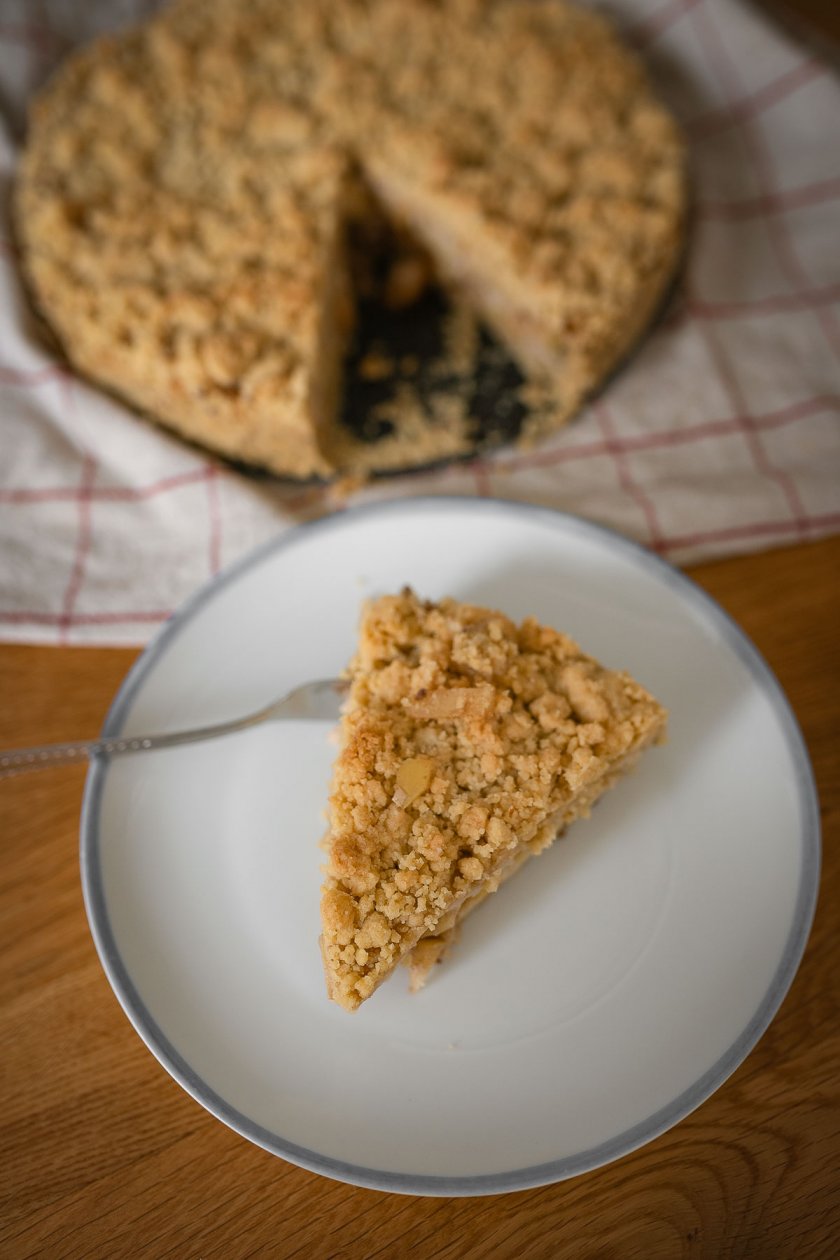 Veganer Apfel-Streusel-Pudding-Kuchen - dieses leckere Rezept backen wir heute zusammen auf dem Food- und Lifestyleblog. Ihr liebt Kuchen genauso sehr wie ich, dann kommt mit mir in die Küche. | www.kleidermaedchen.de