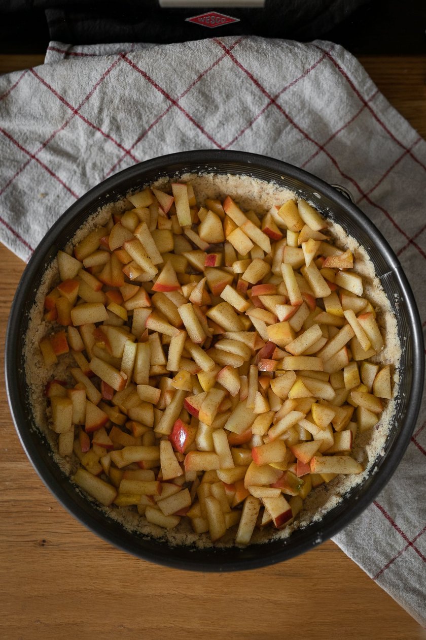 Veganer Apfel-Streusel-Pudding-Kuchen - dieses leckere Rezept backen wir heute zusammen auf dem Food- und Lifestyleblog. Ihr liebt Kuchen genauso sehr wie ich, dann kommt mit mir in die Küche. | www.kleidermaedchen.de