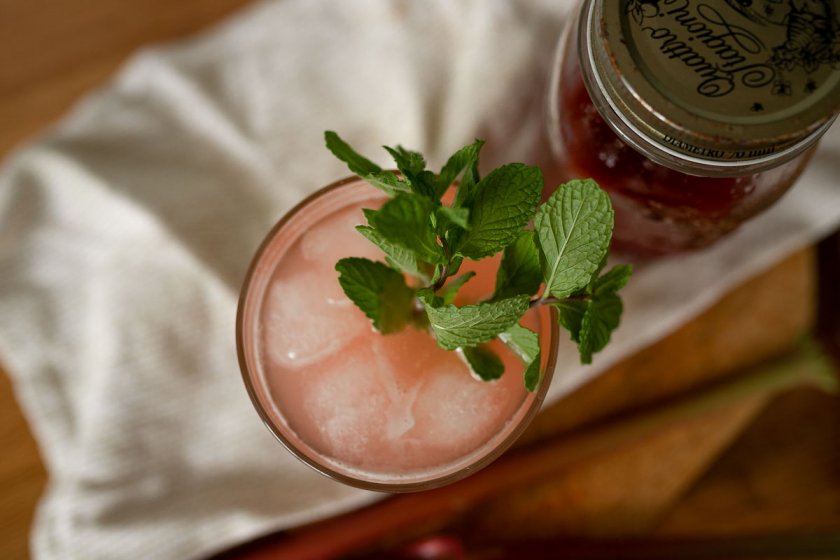 Rhabarber Sirup selber machen. Ganz einfach schnell und lecker mit Rhabarber die genußvolle Note im Sekt, Cocktail oder Mineralwasser zaubern. Das Rezept findet ihr auf dem Food- und Lifestyleblog. | www.kleidermaedchen.de