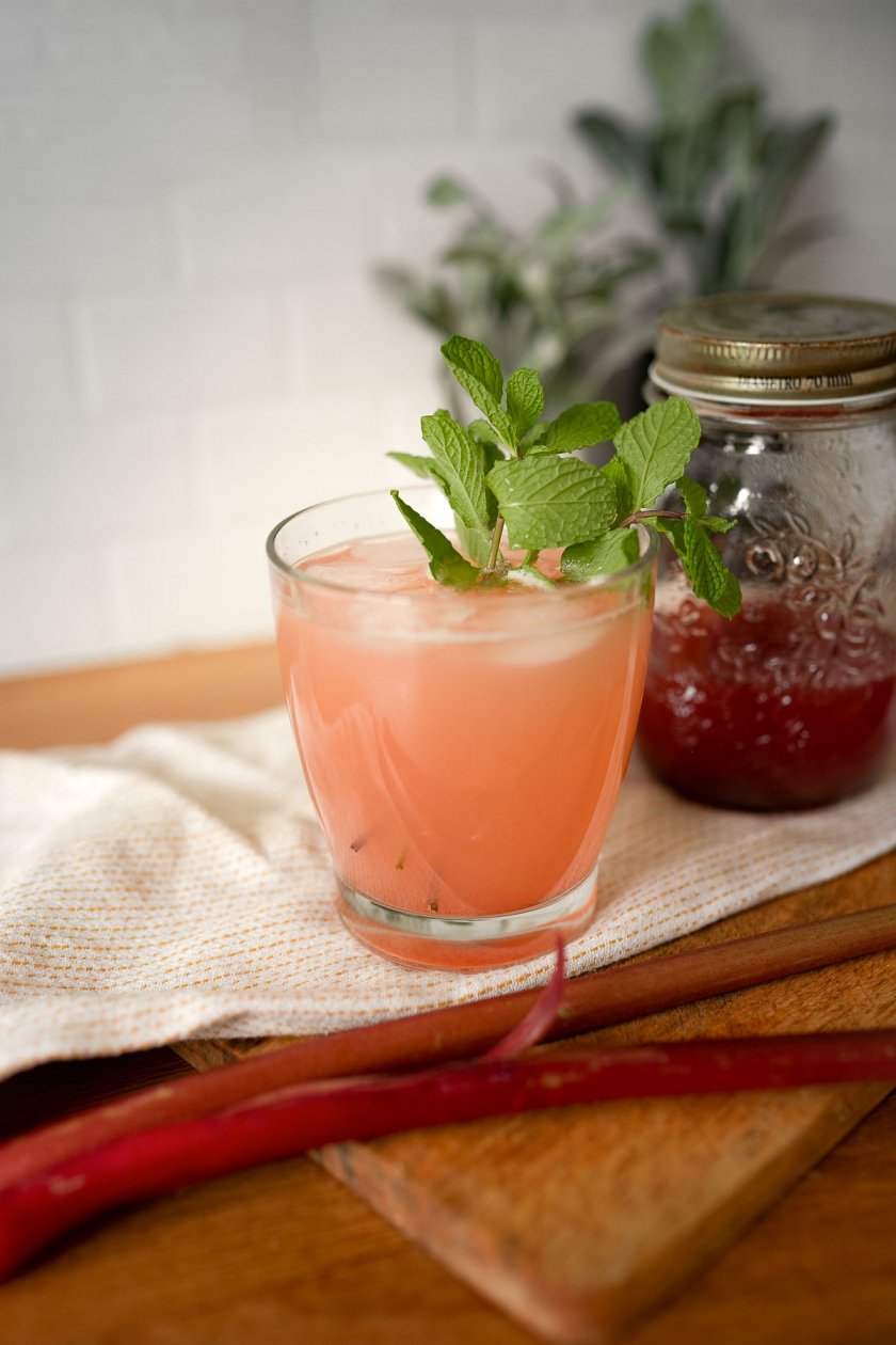 Rhabarber Sirup selber machen. Ganz einfach schnell und lecker mit Rhabarber die genußvolle Note im Sekt, Cocktail oder Mineralwasser zaubern. Das Rezept findet ihr auf dem Food- und Lifestyleblog. | www.kleidermaedchen.de