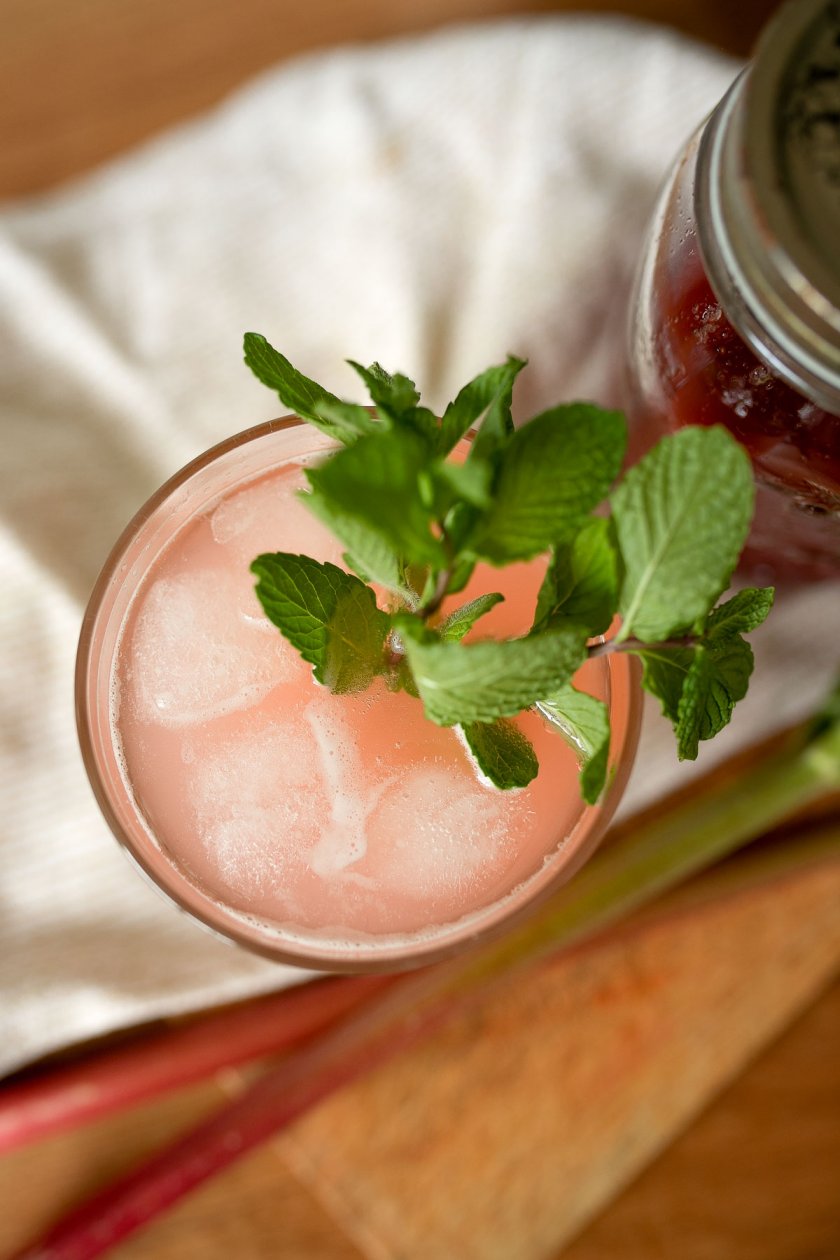 Rhabarber Sirup selber machen. Ganz einfach schnell und lecker mit Rhabarber die genußvolle Note im Sekt, Cocktail oder Mineralwasser zaubern. Das Rezept findet ihr auf dem Food- und Lifestyleblog. | www.kleidermaedchen.de