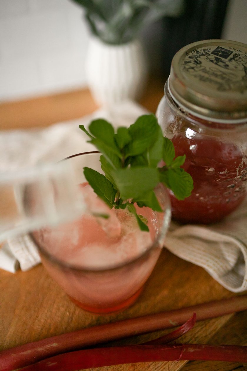 Rhabarber Sirup selber machen. Ganz einfach schnell und lecker mit Rhabarber die genußvolle Note im Sekt, Cocktail oder Mineralwasser zaubern. Das Rezept findet ihr auf dem Food- und Lifestyleblog. | www.kleidermaedchen.de