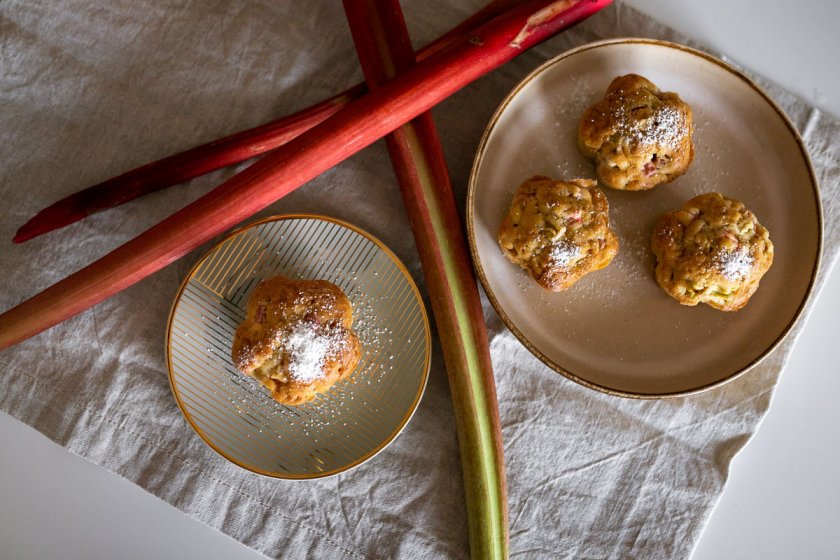 Vegane Rhabarber Muffins schnell zubereitet und extra saftig. Auf dem Foodblog findet ihr ein saisonales Rezept mit Rhabarber zum Nachbacken und Genießen. | www.kleidermaedchen.de