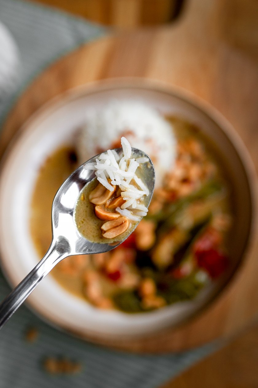 Veganes Erdnusscurry mit Zucchini, Parika und Zuckererbsen. Ganz einfach schnell und lecker selber machen. Das Rezept findet ihr auf dem Food- und Lifestyleblog. | www.kleidermaedchen.de