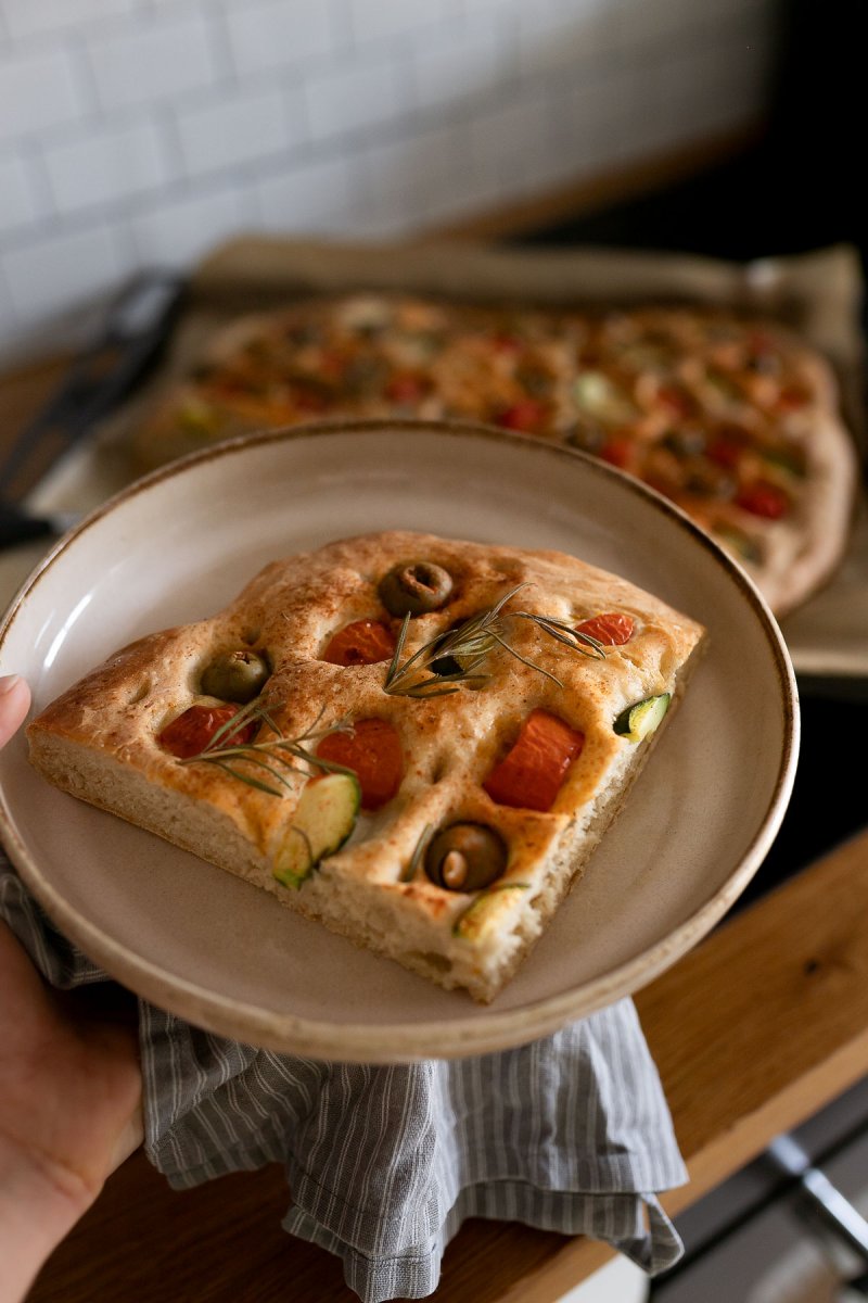 Vegane Focaccia mit Tomaten, Oliven, Zucchini und Rosmarin. Ganz einfach schnell und lecker selber machen. Das Rezept findet ihr auf dem Food- und Lifestyleblog. | www.kleidermaedchen.de