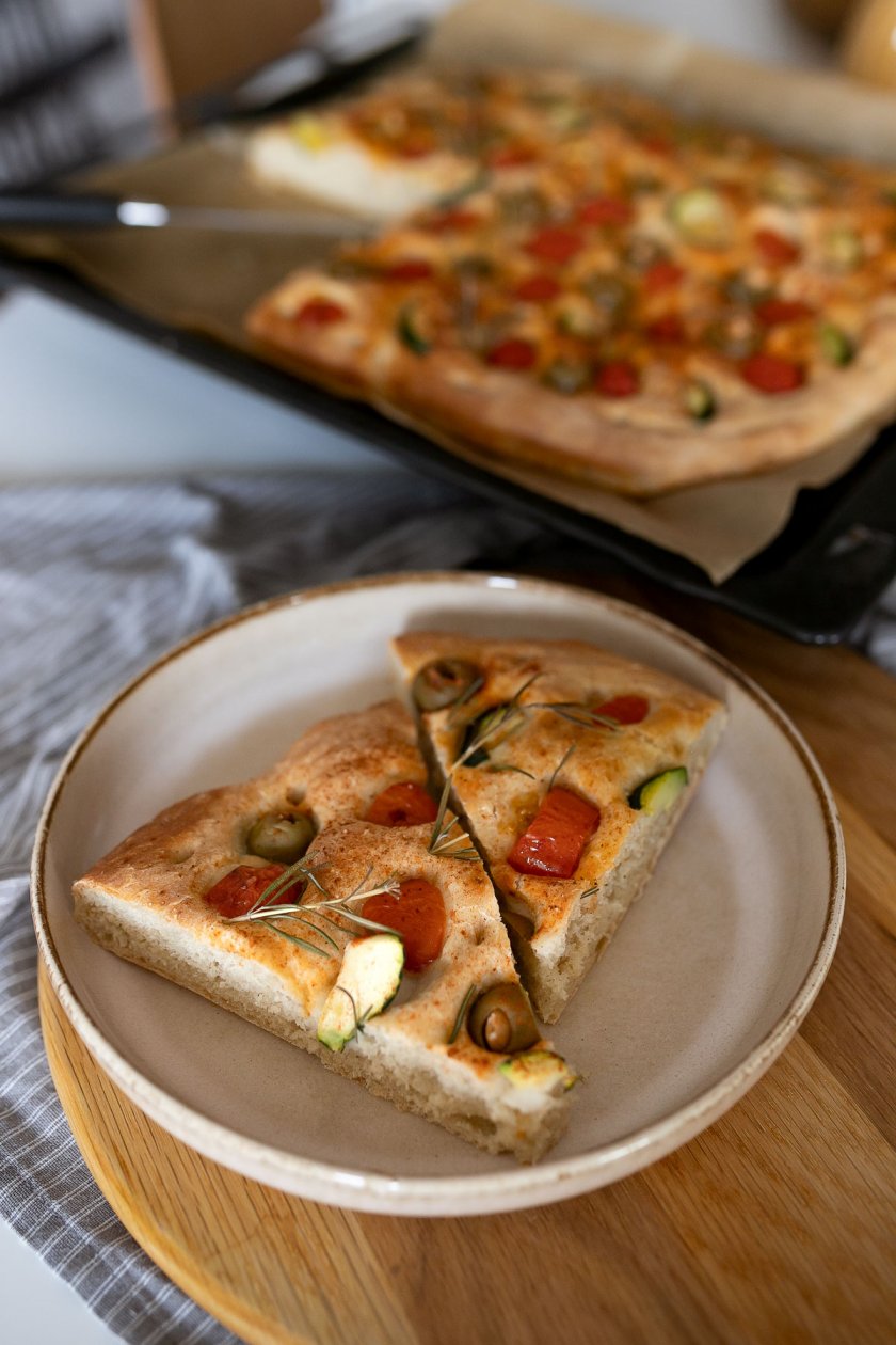 Vegane Focaccia mit Tomaten, Oliven, Zucchini und Rosmarin. Ganz einfach schnell und lecker selber machen. Das Rezept findet ihr auf dem Food- und Lifestyleblog. | www.kleidermaedchen.de