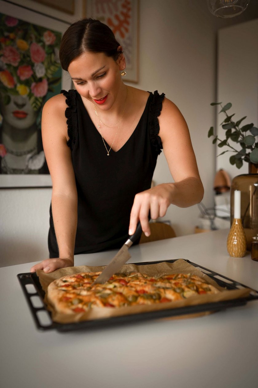 Vegane Focaccia mit Tomaten, Oliven, Zucchini und Rosmarin. Ganz einfach schnell und lecker selber machen. Das Rezept findet ihr auf dem Food- und Lifestyleblog. | www.kleidermaedchen.de