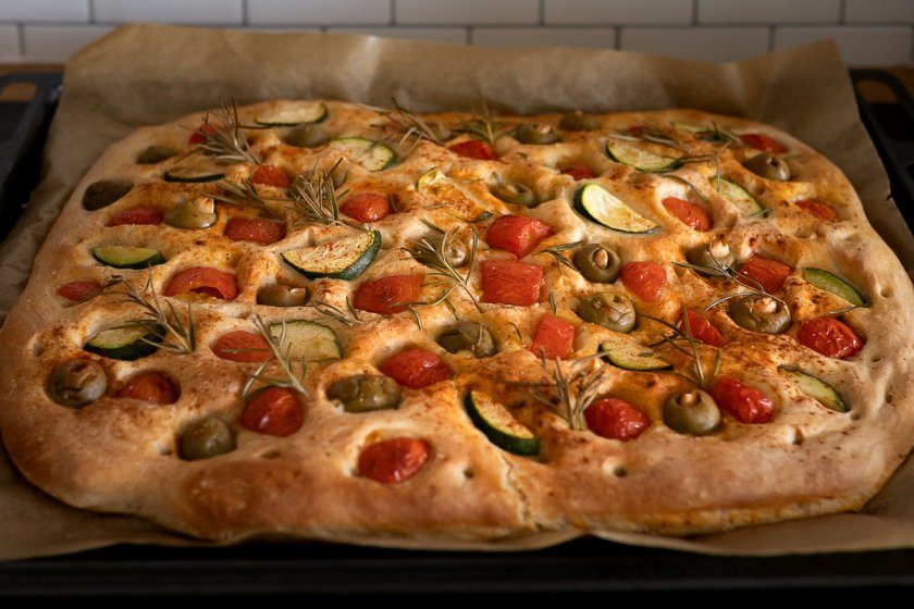 Vegane Focaccia mit Tomaten, Oliven, Zucchini und Rosmarin. Ganz einfach schnell und lecker selber machen. Das Rezept findet ihr auf dem Food- und Lifestyleblog. | www.kleidermaedchen.de