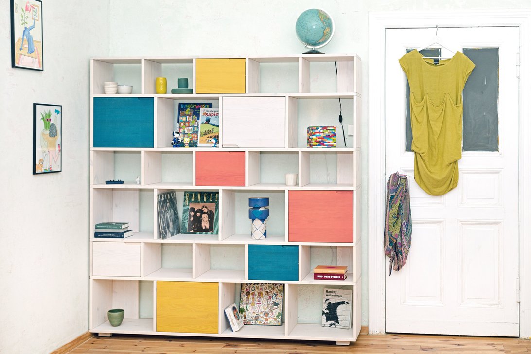 So schafft man Stauraum in seinen vier Wänden. Ekomia bietet Regale für Arbeits-, Schlafzimmer und Büro. Lasst euch inspirieren. | www.kleidermaedchen.de