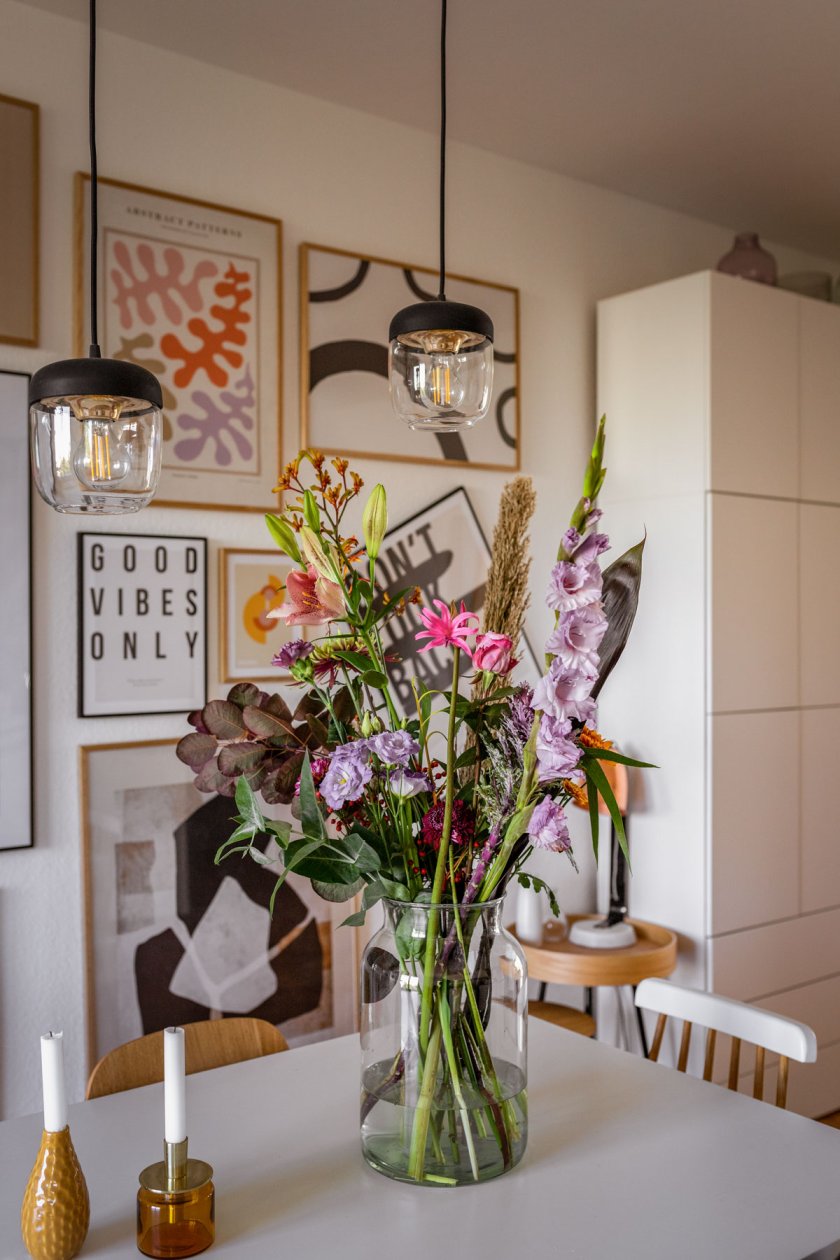 Wohnzimmer im Retro Style mit Blumen. Blumen versenden und Blumenabo Erfahrungsbericht. | www.kleidermaedchen.de