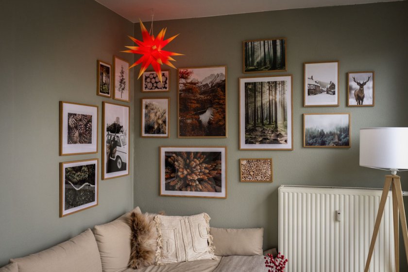 Auf dem Interior Blog stelle ich euch meine saisonale Bilderwand im Wohnzimmer vor. Außerdem habe ich einen 55% Gutschein für alle Poster von Poster Store für euch. | www.kleidermaedchen.de