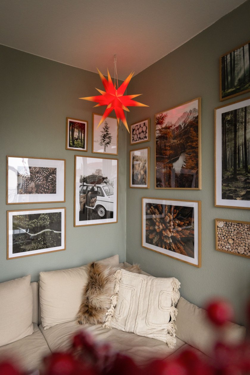 Auf dem Interior Blog stelle ich euch meine saisonale Bilderwand im Wohnzimmer vor. Außerdem habe ich einen 55% Gutschein für alle Poster von Poster Store für euch. | www.kleidermaedchen.de