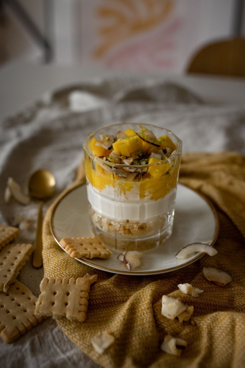 Veganes Mango-Kokos-Dessert mit Keksboden und Fruchttopping. Ganz einfach, schnell und lecker selber machen. Das Rezept findest du auf dem veganen Food- und Lifestyle Blog. | www.kleidermaedchen.de