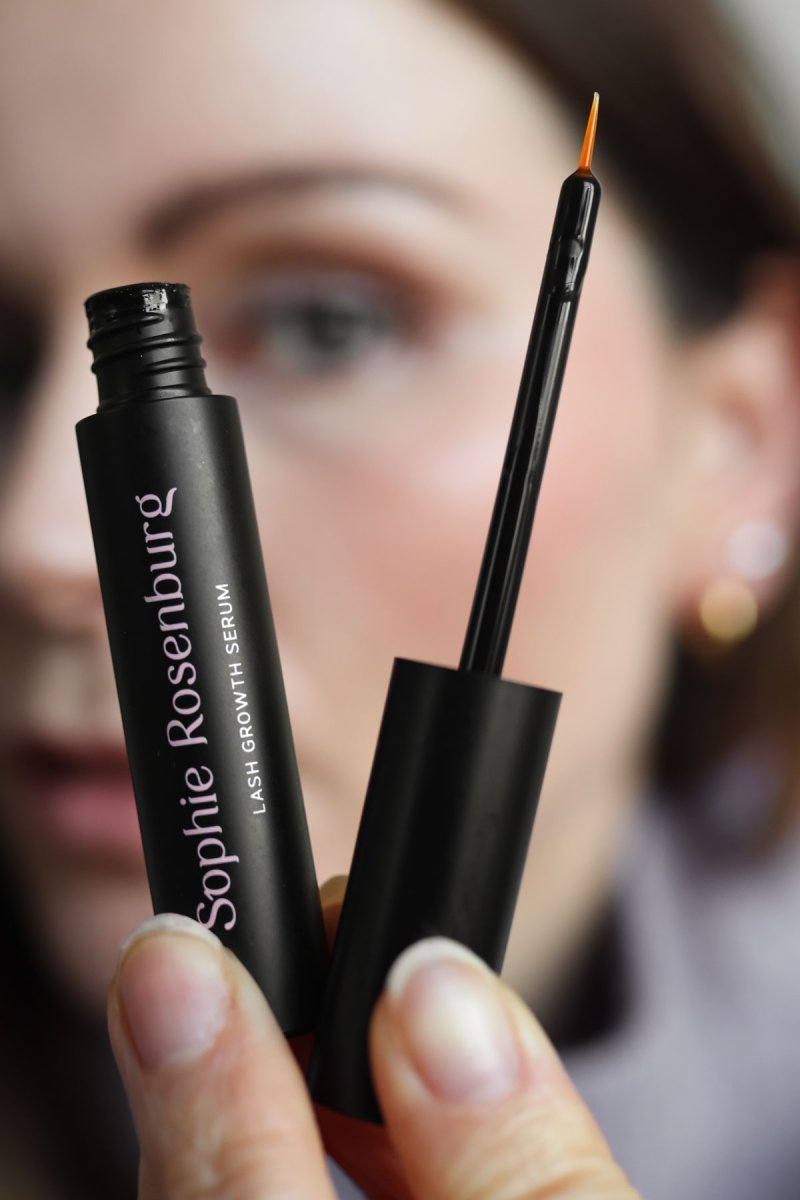 Lange Wimpern auf natürliche Weise. Mit dem Lash Growth Serum von Sophie Rosenburg werden unwiderstehliche Augenaufschläge zur Realität. Auf dem Beautyblog findet ihr meinen persönlichen Erfahrungsbericht. | kleidermaedchen.de