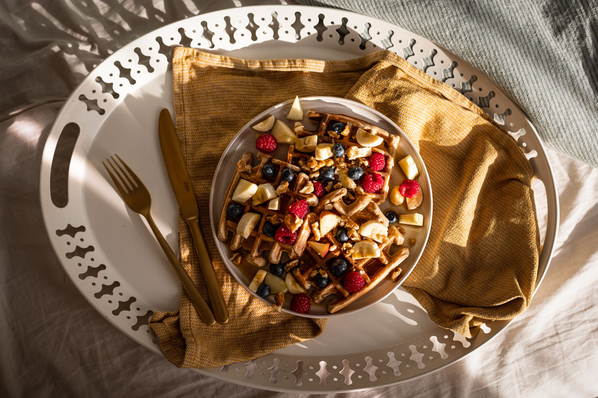 Veganes Waffel Rezept ohne Zucker zum Genießen. Auf dem Food- und Lifestyle Blog zeige ich dir, wie du schnell und einfach deine Waffeln mit Banane und Datteln selber bäckst. | www.kleidermaedchen.de