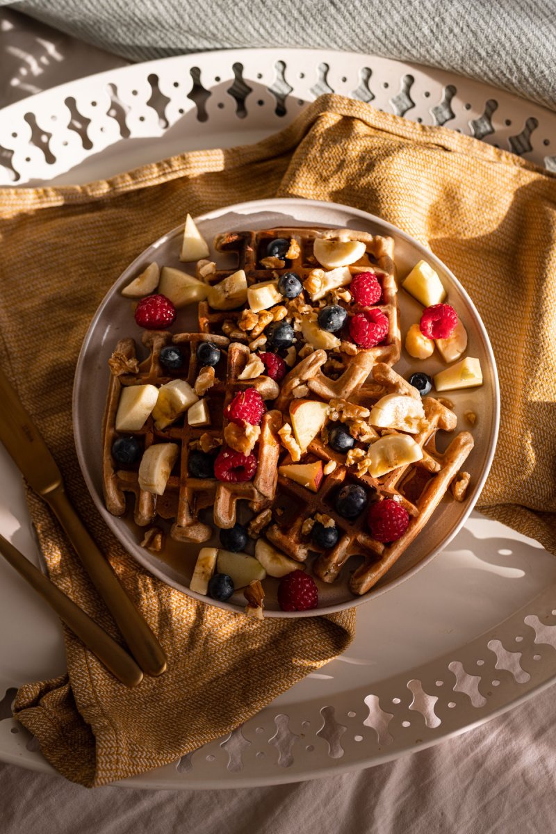 Veganes Waffel Rezept ohne Zucker zum Genießen. Auf dem Food- und Lifestyle Blog zeige ich dir, wie du schnell und einfach deine Waffeln mit Banane und Datteln selber bäckst. | www.kleidermaedchen.de