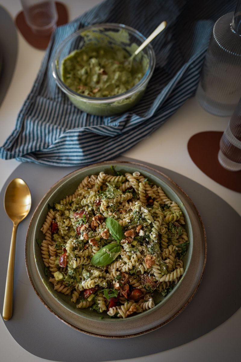 Veganes Pesto mit Basilikum, Zucchini und Walnüssen selber machen. Auf dem Food- und Lifestyle Blog zeige ich dir, wie du schnell und einfach deine Pasta aufpeppst. | www.kleidermaedchen.de