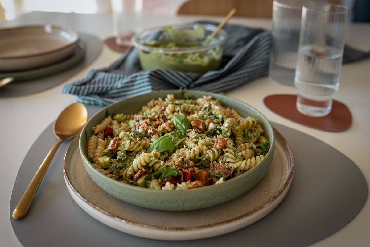 Veganes Pesto mit Basilikum, Zucchini und Walnüssen selber machen. Auf dem Food- und Lifestyle Blog zeige ich dir, wie du schnell und einfach deine Pasta aufpeppst. | www.kleidermaedchen.de