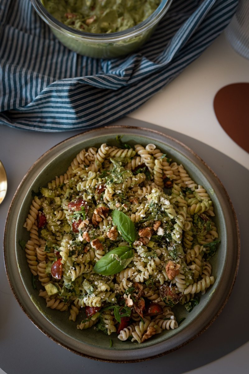 Veganes Pesto mit Basilikum, Zucchini und Walnüssen selber machen. Auf dem Food- und Lifestyle Blog zeige ich dir, wie du schnell und einfach deine Pasta aufpeppst. | www.kleidermaedchen.de