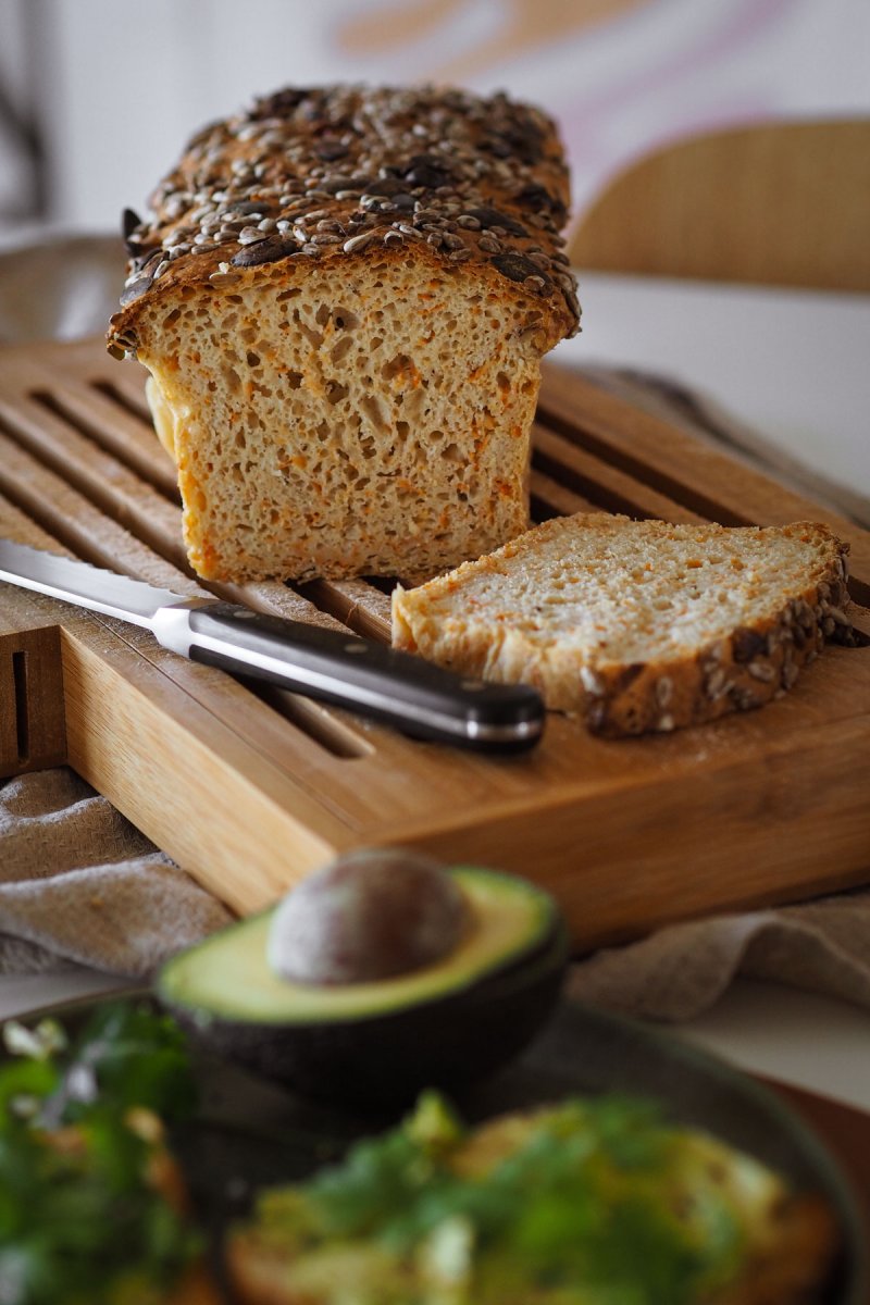 Saftiges Dinkelbrot selber backen mit Möhren und Körnern. Auf dem Food- und Lifestyle Blog zeige ich dir, wie es geht. | www.kleidermaedchen.de