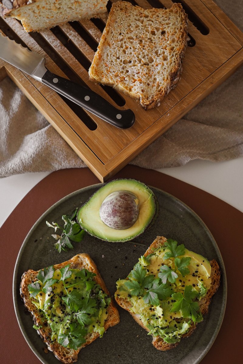 Saftiges Dinkelbrot selber backen mit Möhren und Körnern. Auf dem Food- und Lifestyle Blog zeige ich dir, wie es geht. | www.kleidermaedchen.de