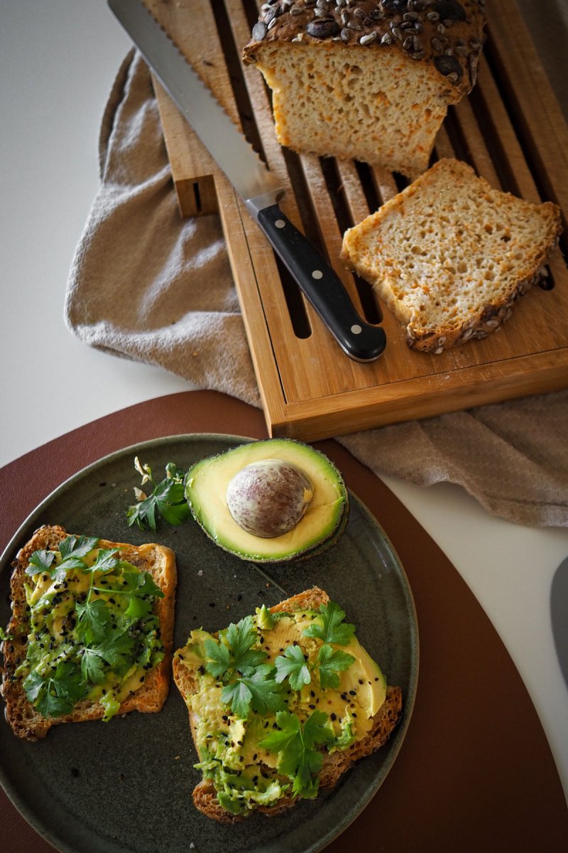 Saftiges Dinkelbrot selber backen mit Möhren und Körnern. Auf dem Food- und Lifestyle Blog zeige ich dir, wie es geht. | www.kleidermaedchen.de