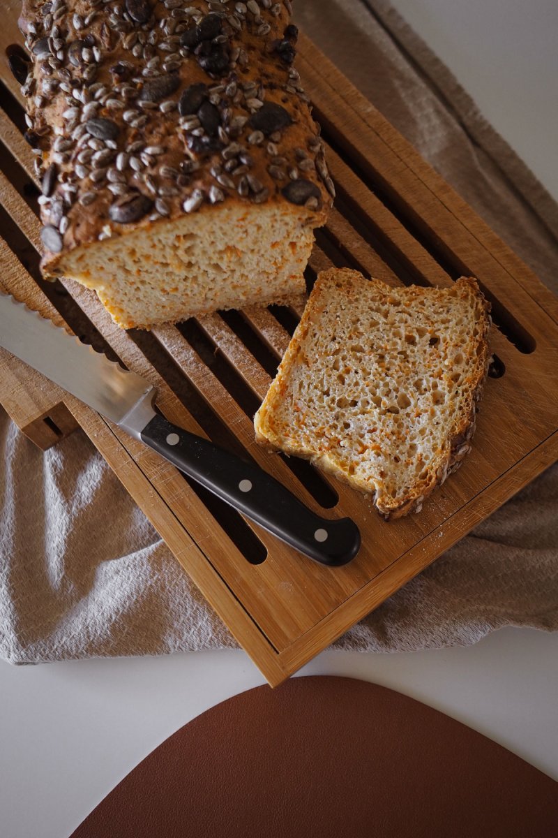 Saftiges Dinkelbrot selber backen mit Möhren und Körnern. Auf dem Food- und Lifestyle Blog zeige ich dir, wie es geht. | www.kleidermaedchen.de